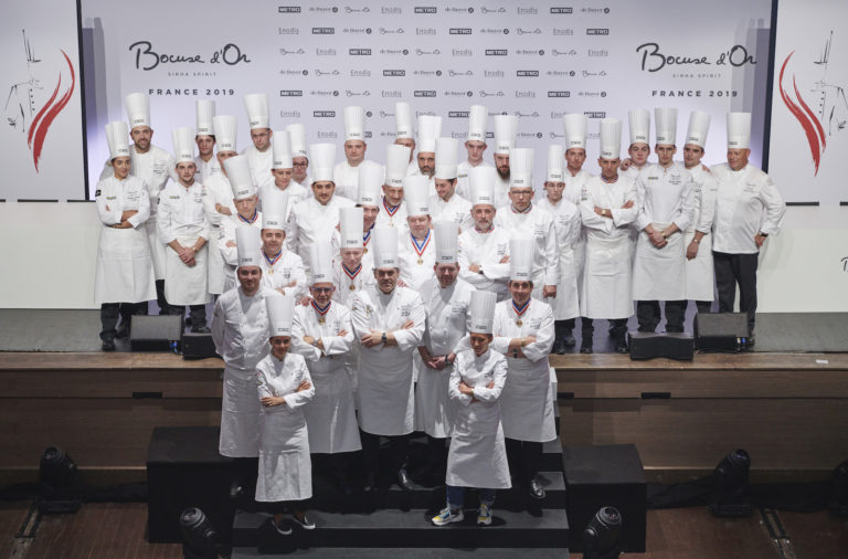 Davy Tissot, chef du restaurant Saisons, à Écully, a remporté la 11e édition du Bocuse d’Or France, le 24 septembre à la Maison de la Mutualité, à l’issue de deux jours de concours acharnés. Il est qualifié pour le Bocuse d’Or Europe qui se déroulera à Tallinn (Estonie) en 2020, avant la grande finale de ce concours d’exception en janvier 2021 lors du Sirha à Lyon.