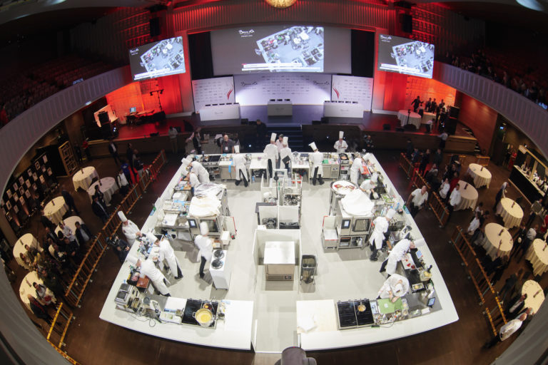 Davy Tissot, chef du restaurant Saisons, à Écully, a remporté la 11e édition du Bocuse d’Or France, le 24 septembre à la Maison de la Mutualité, à l’issue de deux jours de concours acharnés. Il est qualifié pour le Bocuse d’Or Europe qui se déroulera à Tallinn (Estonie) en 2020, avant la grande finale de ce concours d’exception en janvier 2021 lors du Sirha à Lyon.
