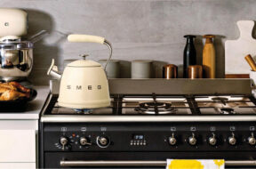 SMEG – Une bouilloire sifflante pour des pauses réconfortantes