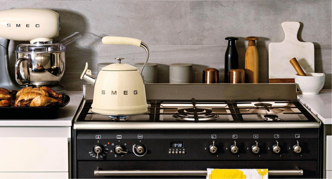 SMEG – Une bouilloire sifflante pour des pauses réconfortantes