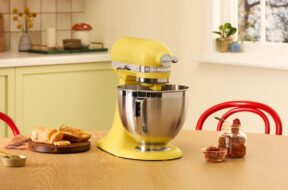 Robot-patissier-multifonction-KitchenAid-couleur-de-lannee-2025-BUTTER-ambiance-1