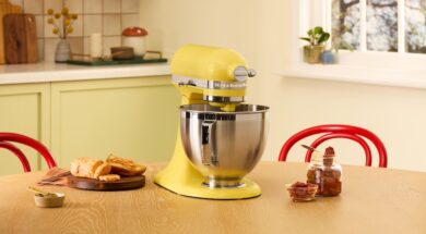 Robot-patissier-multifonction-KitchenAid-couleur-de-lannee-2025-BUTTER-ambiance-1